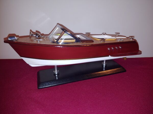 Speedboot op houten sokkel