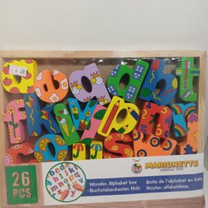 Houten alfabet in doos