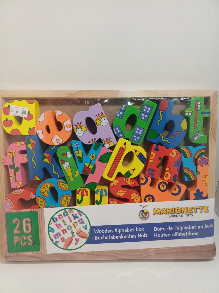 Houten alfabet in doos