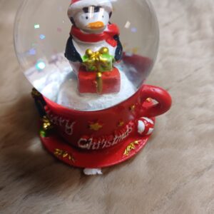 Sneeuwbol met pinguïn