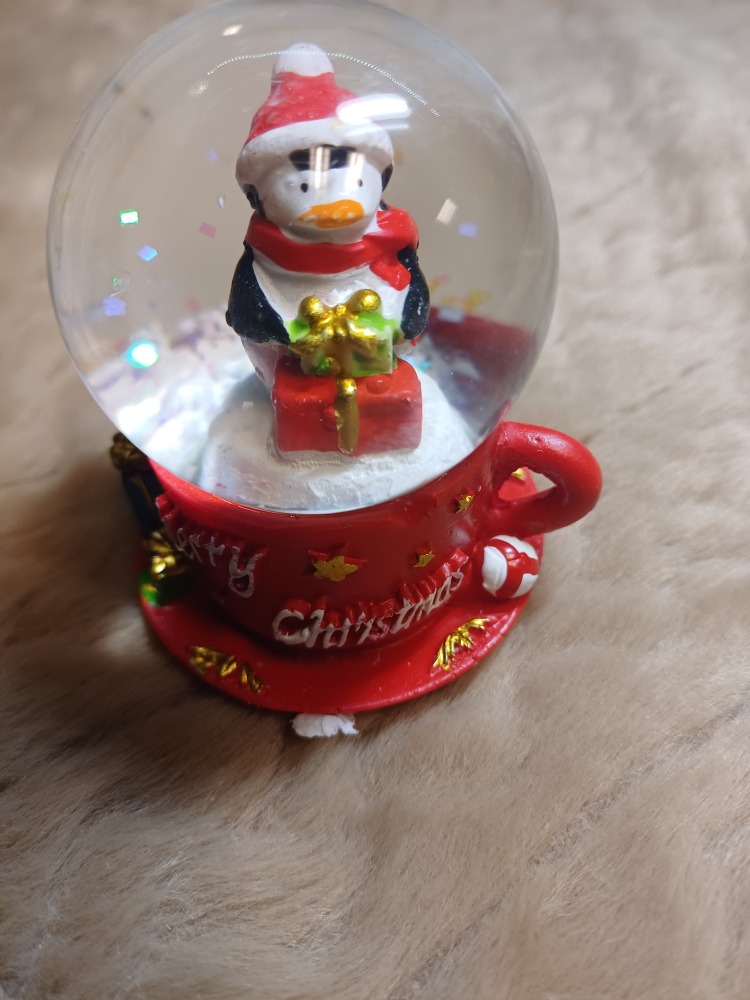 Sneeuwbol met pinguïn