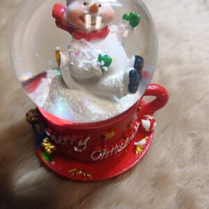 Sneeuwbol met sneeuwpop