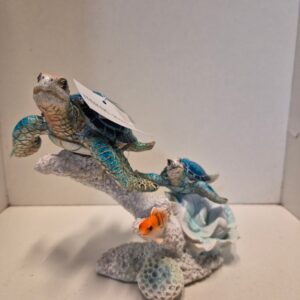 2 zwemmende schildpadjes met visje